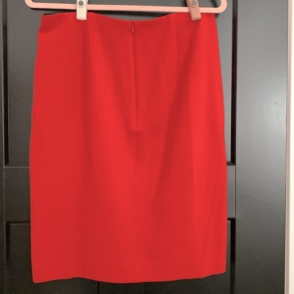 Ann Taylor Red Pencil Skirt w/Side Darting, Zipper Closure. 3% Spandex Size 12P - Picture 3 of 11
